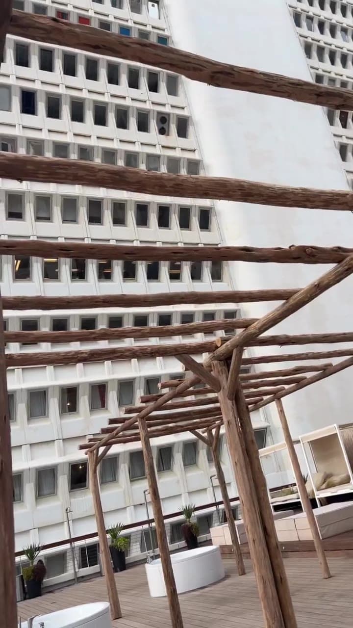 פרגולת אקליפטוס ודק על גג מלון בתל אביב