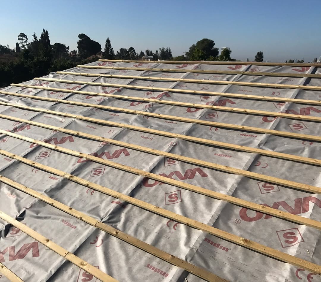 מערכת הקורות והיריעה לפני הרעפים